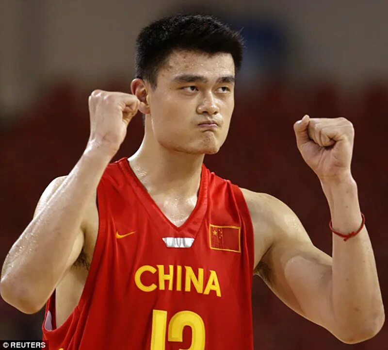 Yao ming. Яо минг. Яо мин баскетболист. Китайский баскетболист Яо. Китайский баскетболист Яо минь.