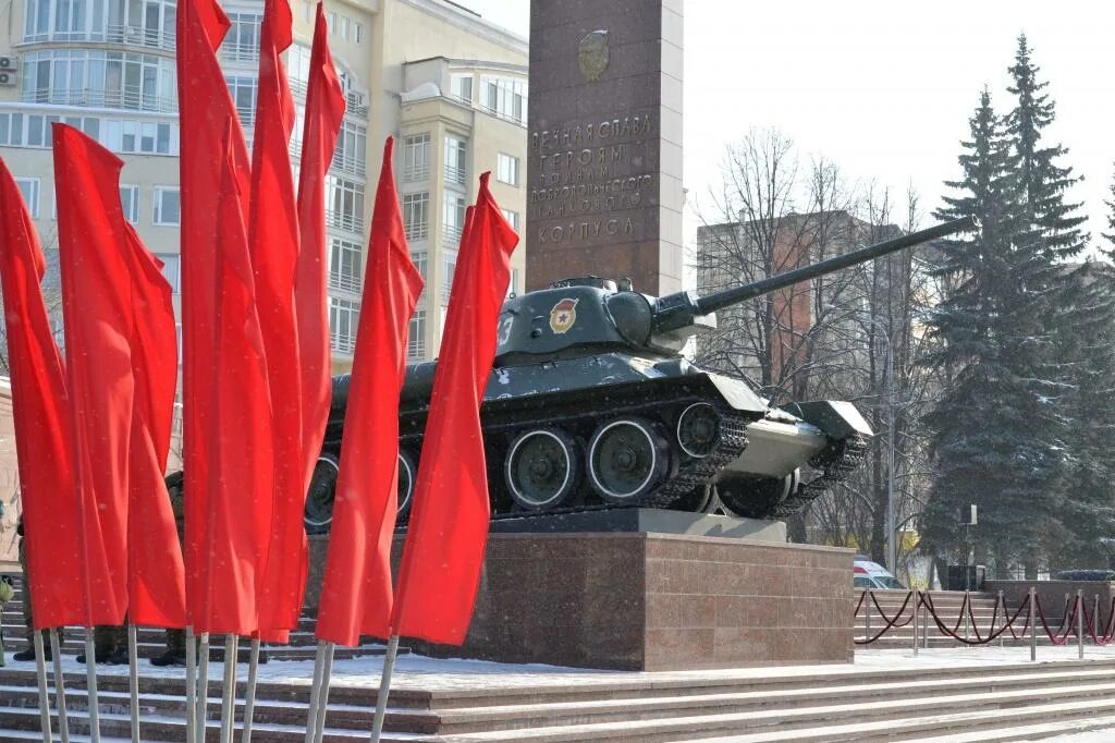 Памятник Уральскому добровольческому корпусу Пермь. Памятник Уральскому добровольческому танковому корпусу в Перми. Памятник УДТК В Перми. Танк Пермь памятник. Уральский добровольческий танковый корпус город