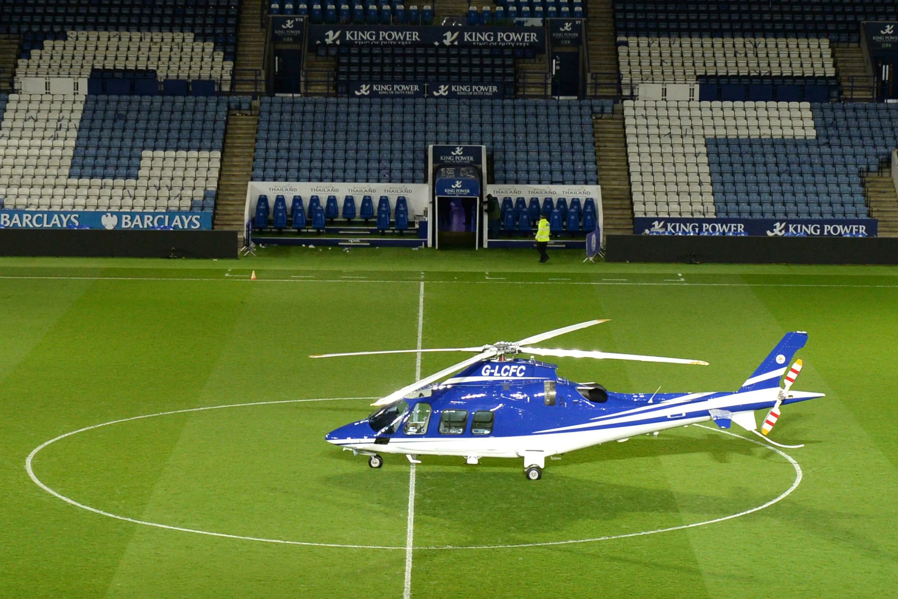 Fudboldagi. Helicopter Crush near King Power. Futboldagi kulgili holatlar. Futboldagi urushlar.