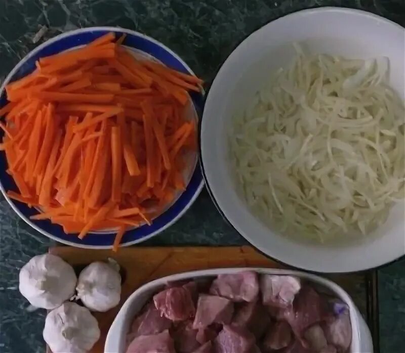 Какие продукты для плова. Ингредиенты для плова. нарезать лук для плова. нарезка овощей для плова. нарезка на плов.