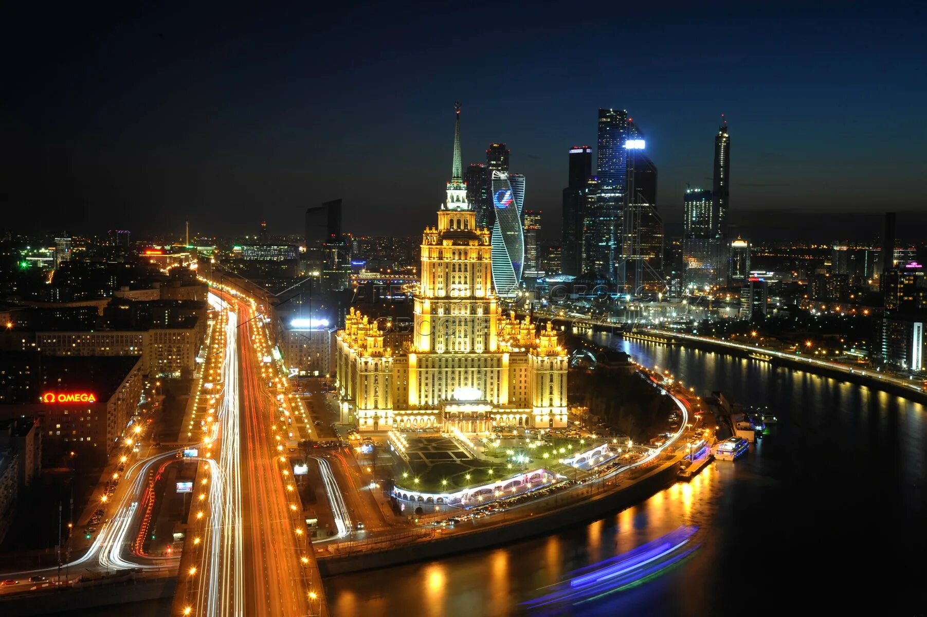 Москва какой огромный город. Огни ночной Москвы. Москва ночью. Красочная ночная Москва. Умный город Москва.
