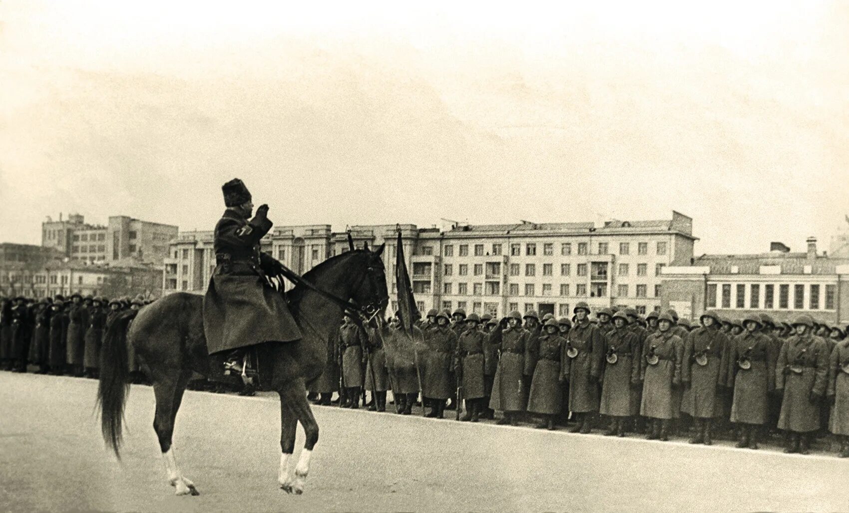 Куйбышев в годы великой. Парад Победы в Куйбышеве 1941. Парад 7 ноября 1941 года. Парад 7 ноября 1941 в Куйбышеве.