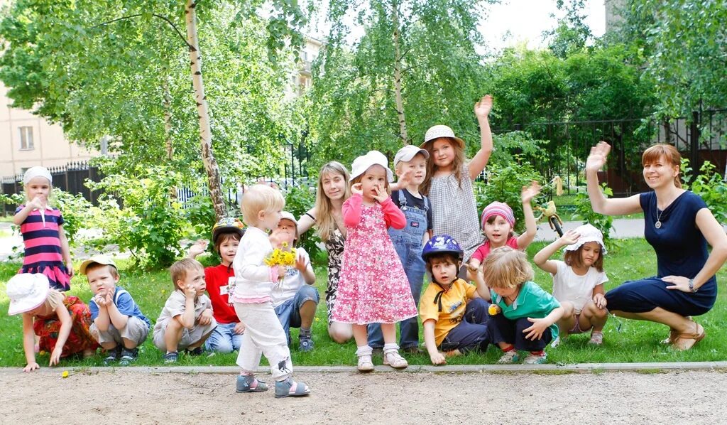 Дети в детском саду. Дети летом в детском саду. Прогулка в детском саду. Дети на прогулке в детском саду.