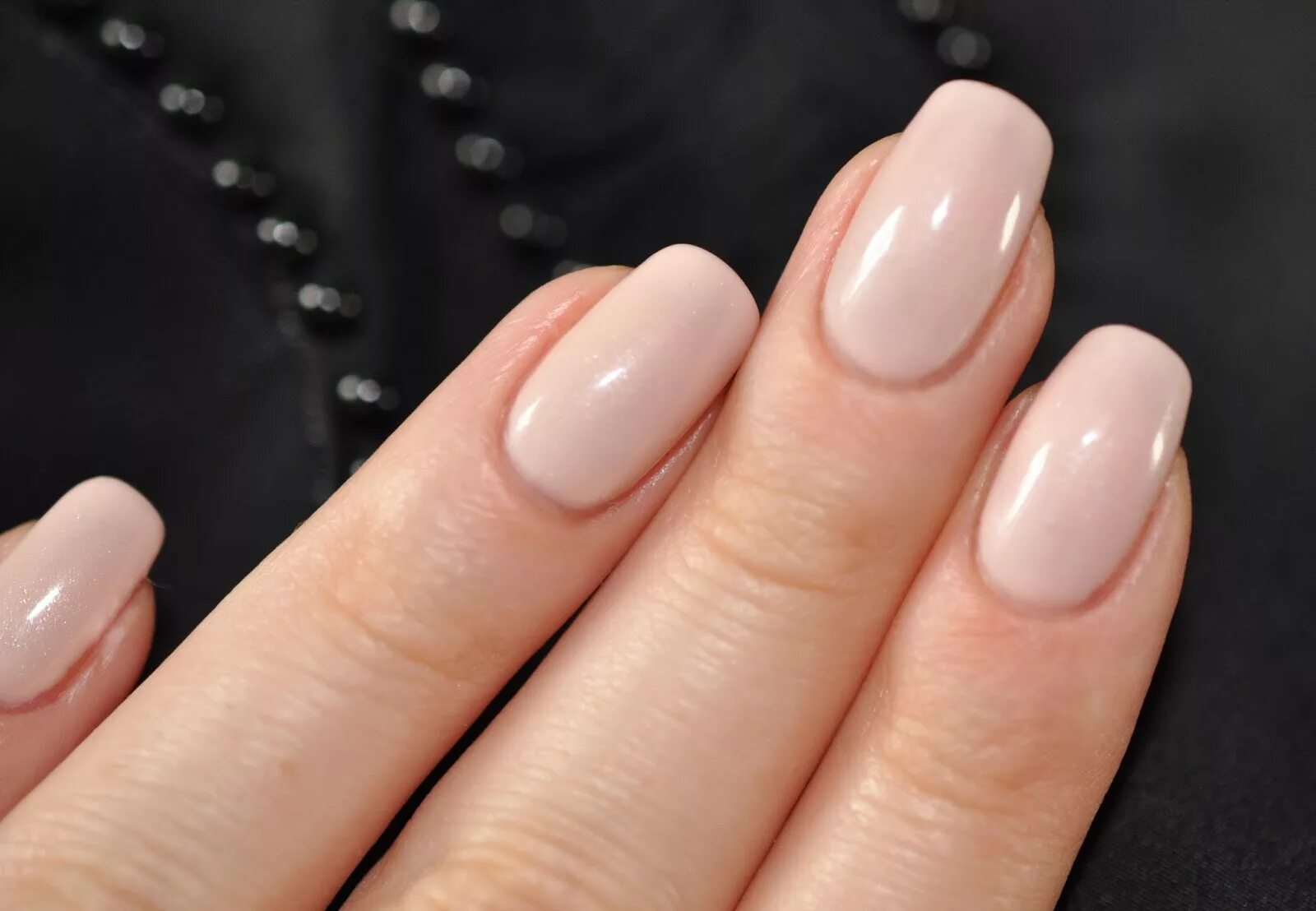 натуральный маникюр на коротких ногтях. красивые ухоженные ноги. натуральный маникюр гель лаком. натуральный гель для ногтей. ногти естественный маникюр.