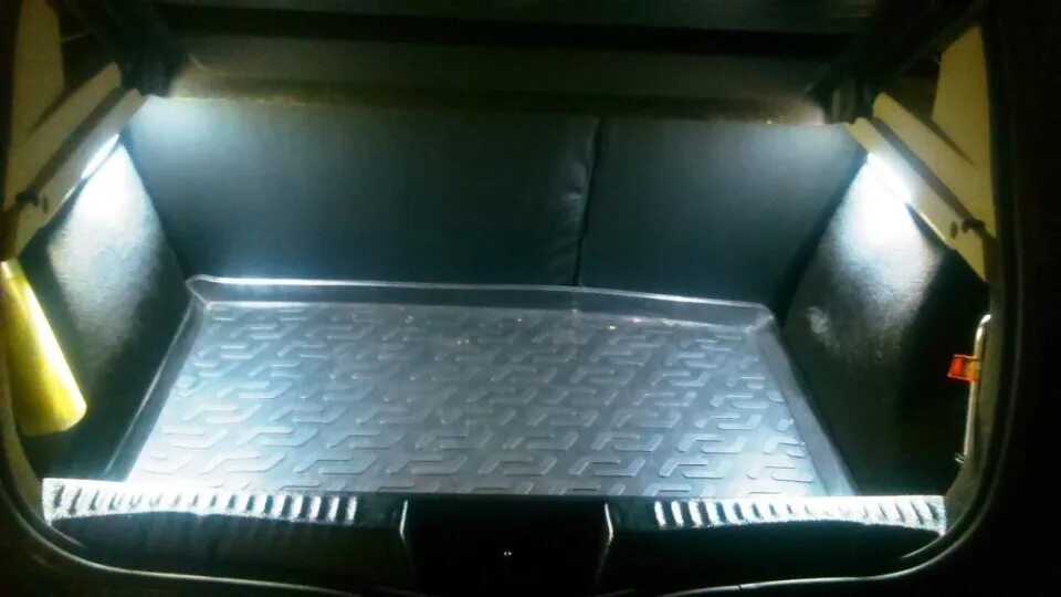 Подсветка багажника Рено Логан. Сандеро 2 подсветка багажника. Подсветка багажника Рено Логан 2. Подсветка багажника Рено Сандеро 1. Подсветка багажника рено