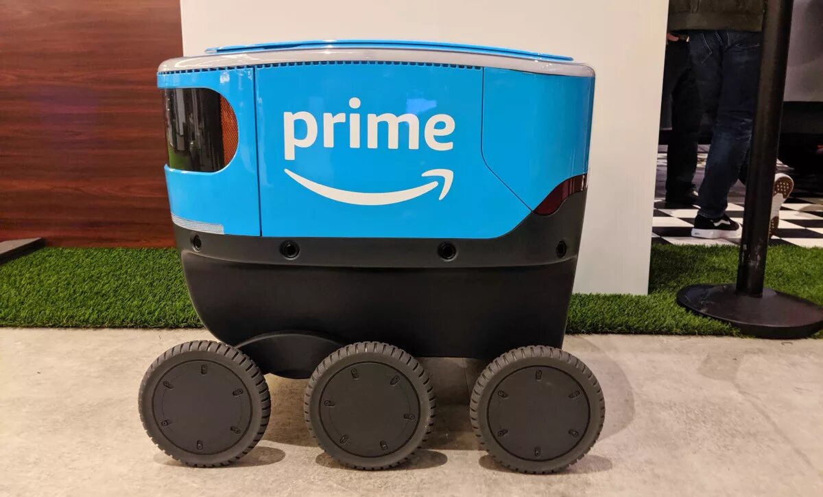 Amazon заказать. Роботы-доставщики Amazon Scout. Робот доставщик Амазон. Робот курьер Amazon Scout. Ровер доставщик Prime Амазон.