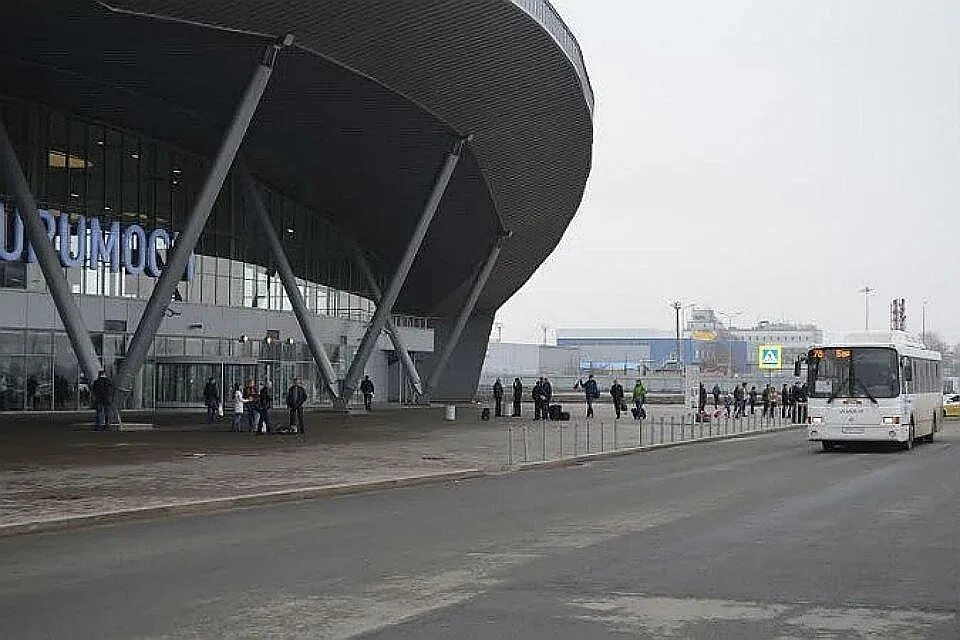 Прилеты сегодня аэропорт курумоч самара. Аэродром Курумоч Самара. Самолет Самара Курумоч. Аэропорт Курумоч Самара посадка на самолет. Аэровокзал Самара.