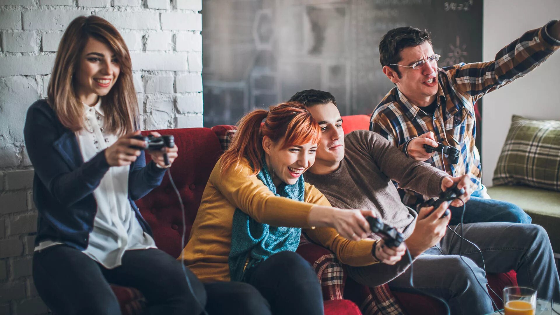 Игра в настольные игры. Семья играет в компьютерные игры. Люди играющие в видеоигры. Семейные видео игры. Семейные видео игры.