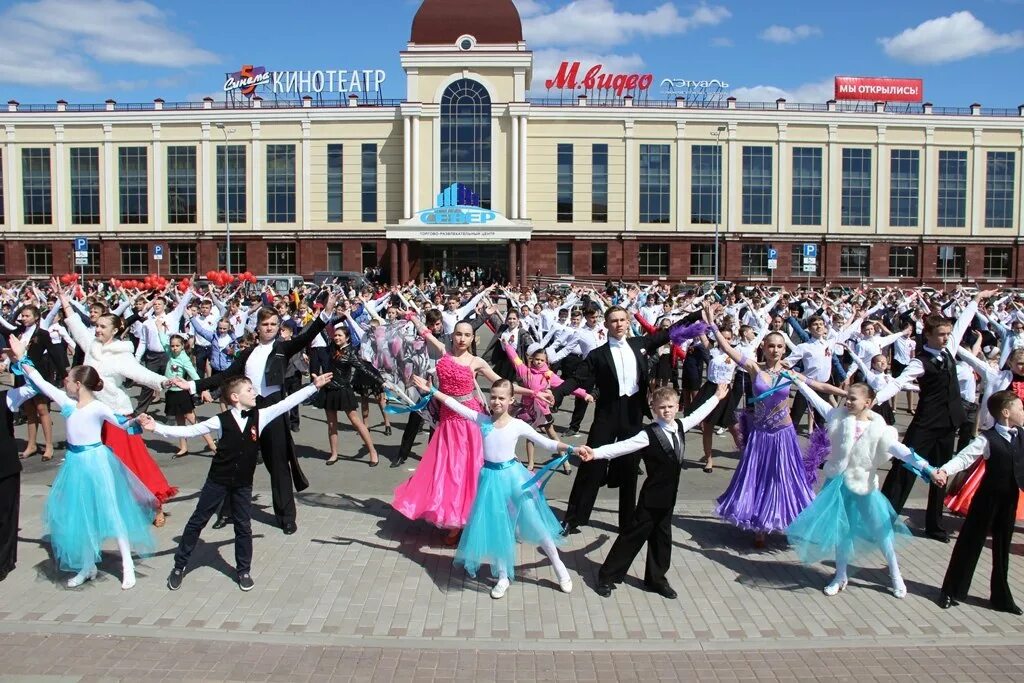 Сколько лет бузулуку. Площадь город Бузулук. Центральная площадь Бузулук. Площадь Победы Бузулук. Город Бузулук Центральная площадь.