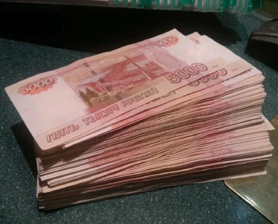 500 000 рублей в долг. Много рублей. Пачка рублей в руках. Деньги фото рубли. Рубли в руках.
