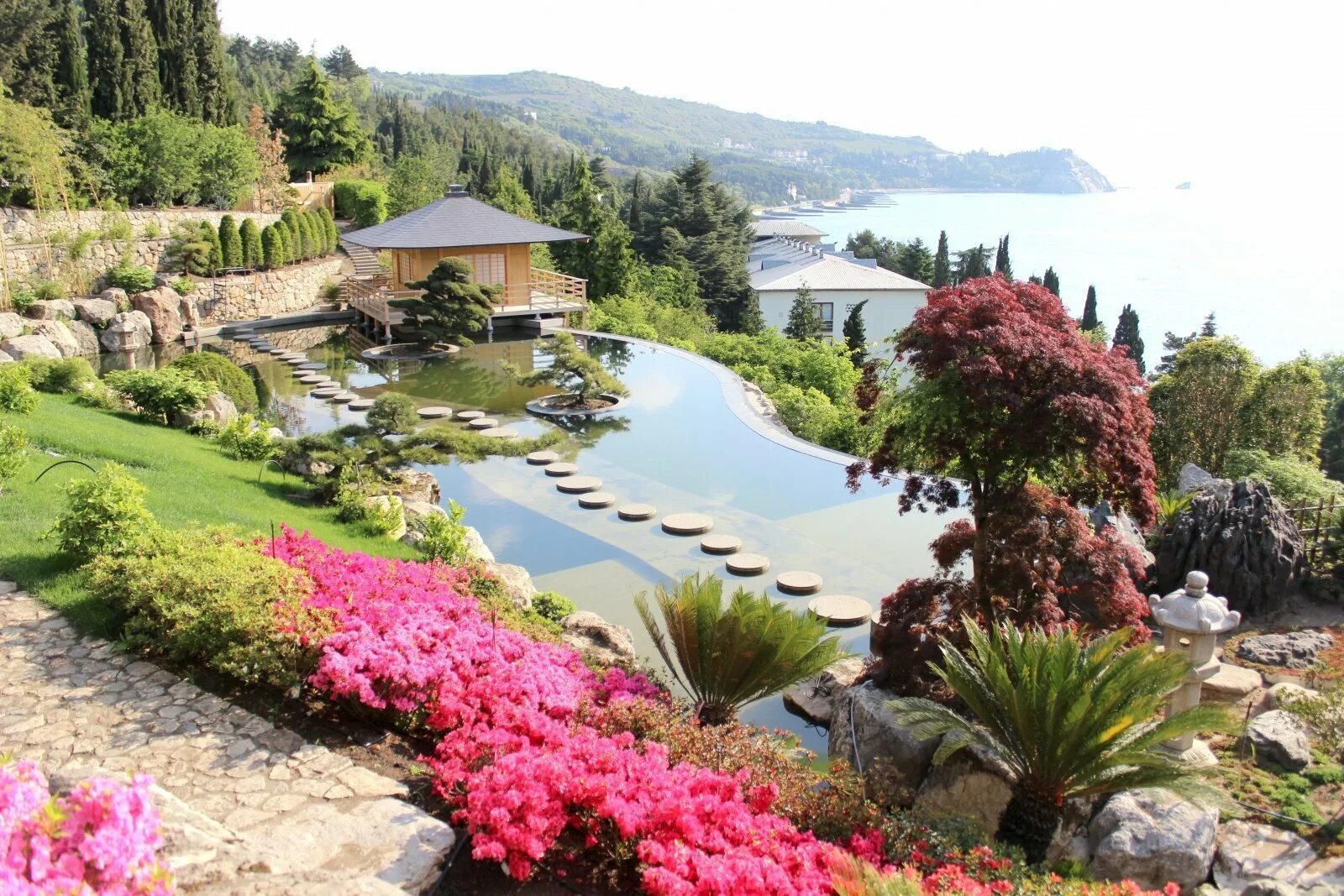 Парк айвазовского деревья. Can garden beach hotel side. Парк айвазовского в крыму японский сад. Саки. Парк айвазовского партенит.