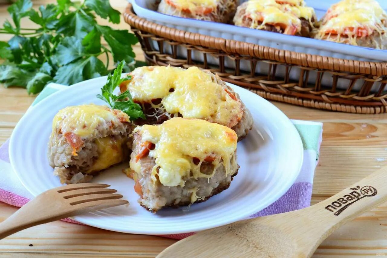 свиные отбивные под шубой. стожки с грибами и сыром. котлеты в духовке с сыром. котлеты в духовке с сыром. котлета ласточкино гнездо.