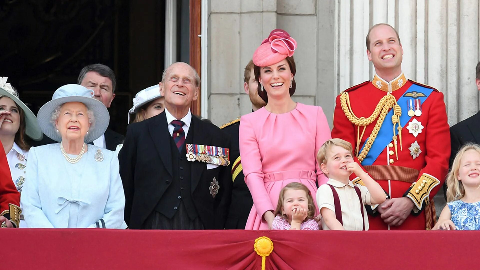 The Royal Family "Королевская семья".. Семья королевы Елизаветы 2. Наследник британского престола принц. Английская семья видео