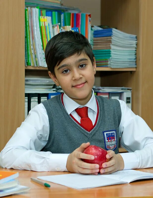 Лица школьников. Мальчик 4 класс. Выпускник 4 класса. Мальчик в классе. 4 класс фотосессия мальчиков выпускной.
