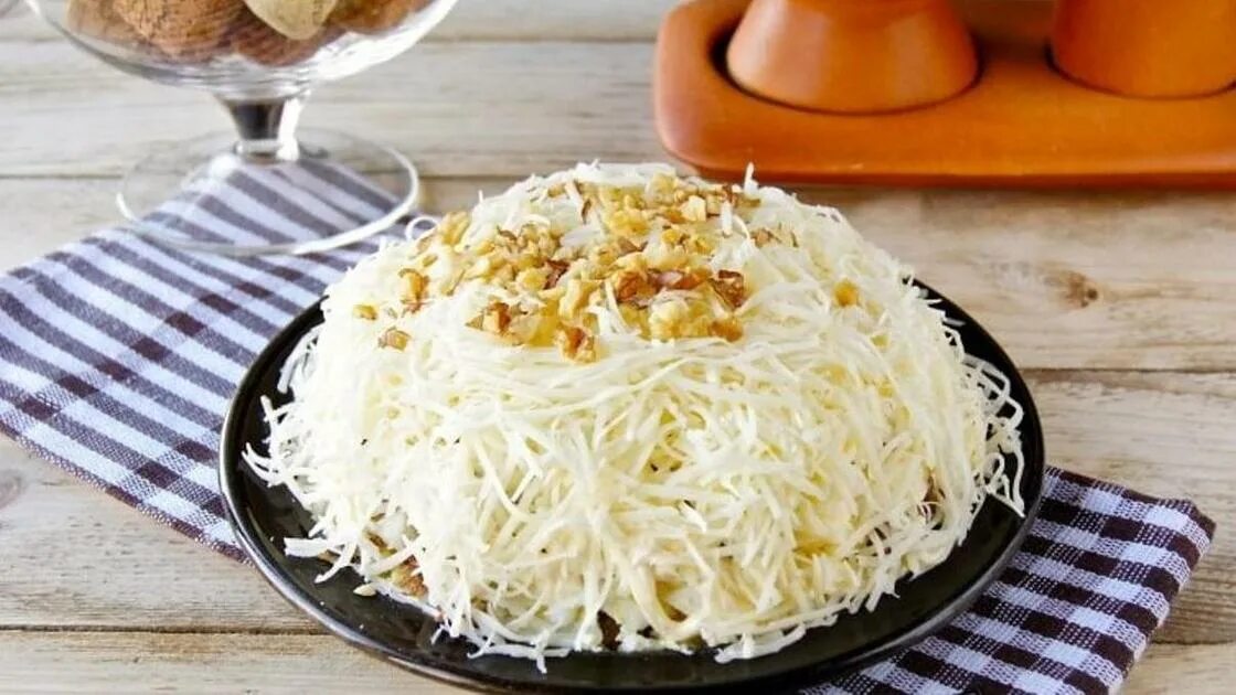 Мужской каприз рецепт пошагово. Салат мужской каприз классический. Закусочный торт мужской каприз. Салат мужской каприз с ветчиной. Салат мужской каприз классический рецепт.