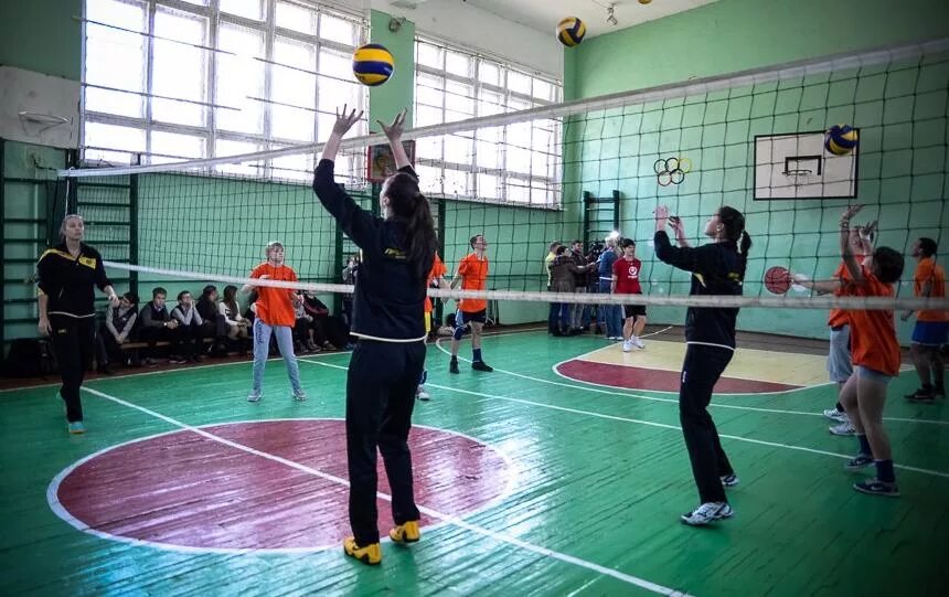 Волейбол в школе. Волейбол в школе на физкультуре. Урок волейбола в школе. Волейбол на уроке физической культуры. Школа 63 владивосток