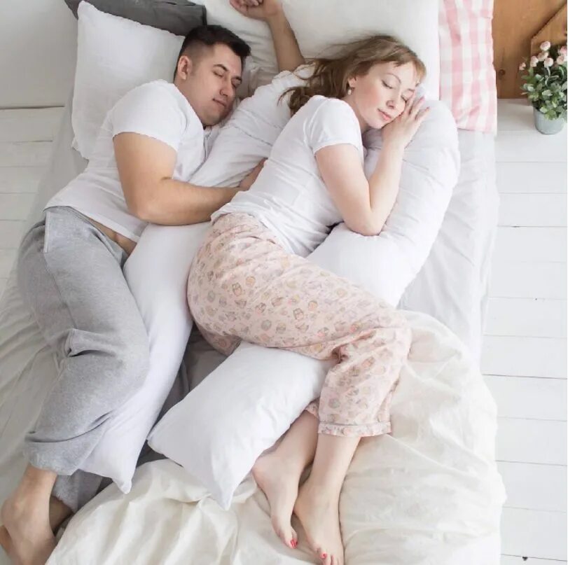 Сон обнимать родственника. Подушка для обнимания. Подушка обнимашка для беременных. Подушка для обнимания беременными. Подушка для объятий.