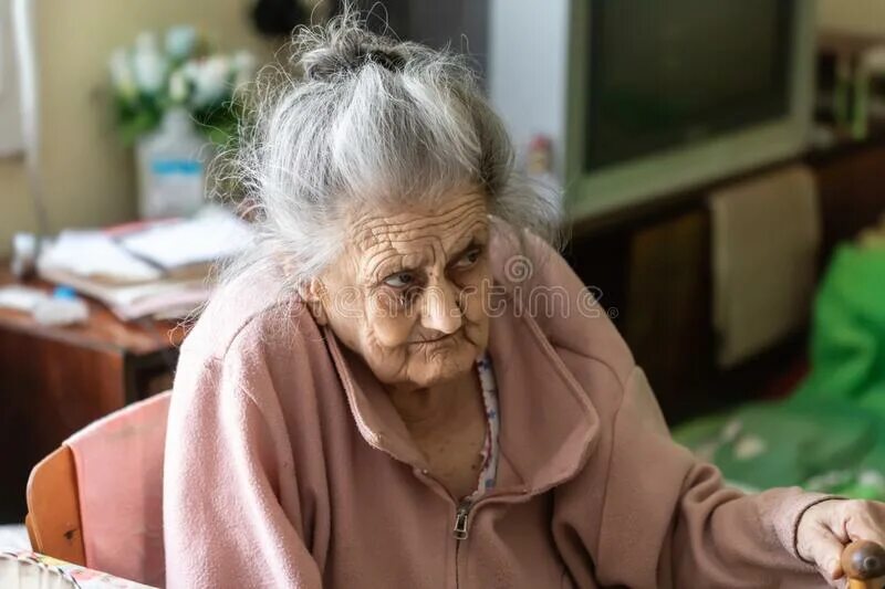 She was very old. Пожилые глаза уставших женщин.