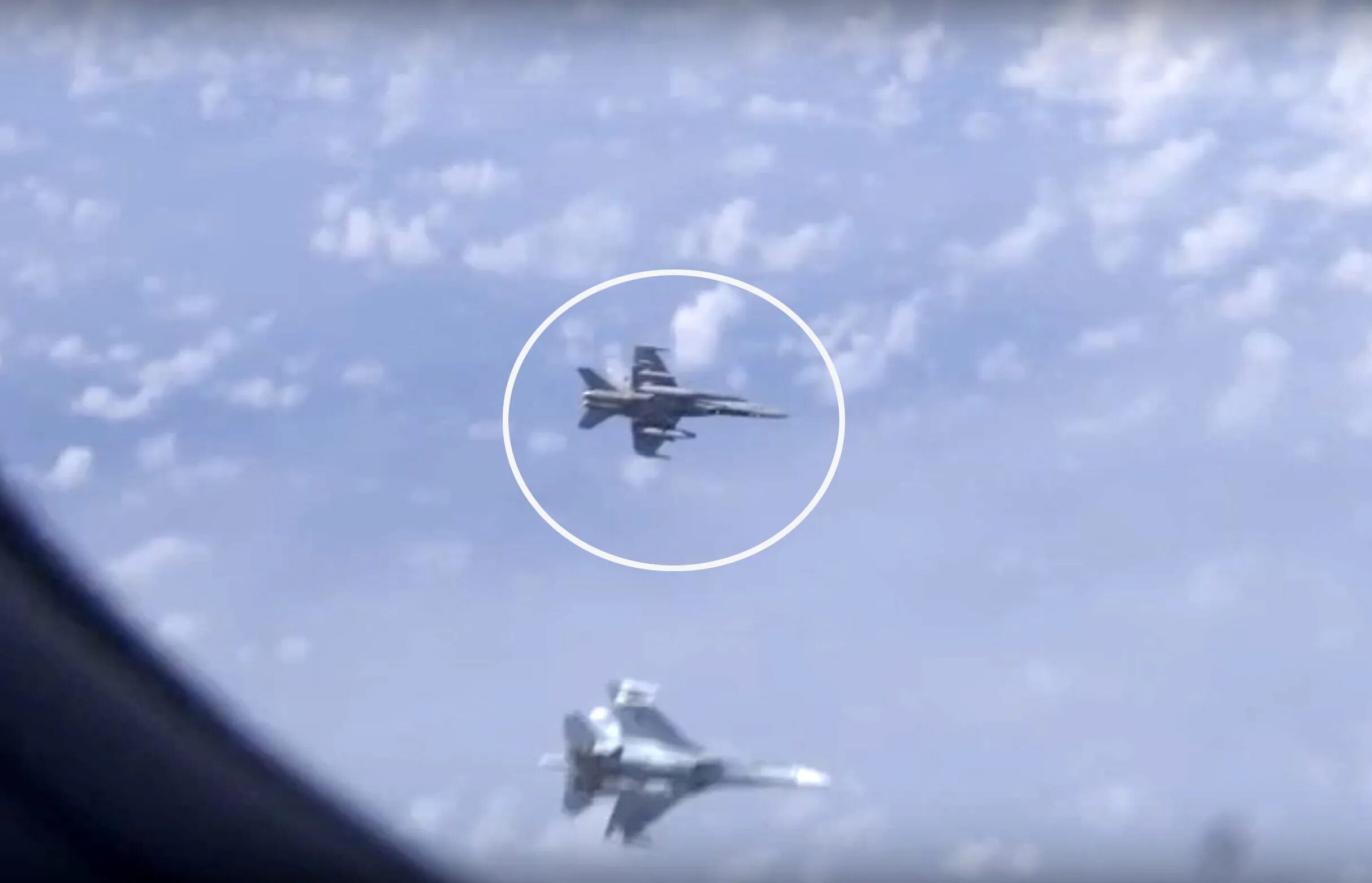 Сегодня летал истребитель. Су-27 опасный маневр. Истребитель сопровождает Шойгу. Шойгу в Су-27. Почему летают истребители.