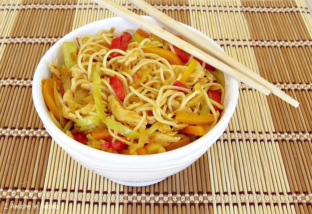 Еда быстрого приготовления. Китайская лапша instant noodle. Приготовление лапши. Рамен роллтон корейский. Лапша быстро приготовить.