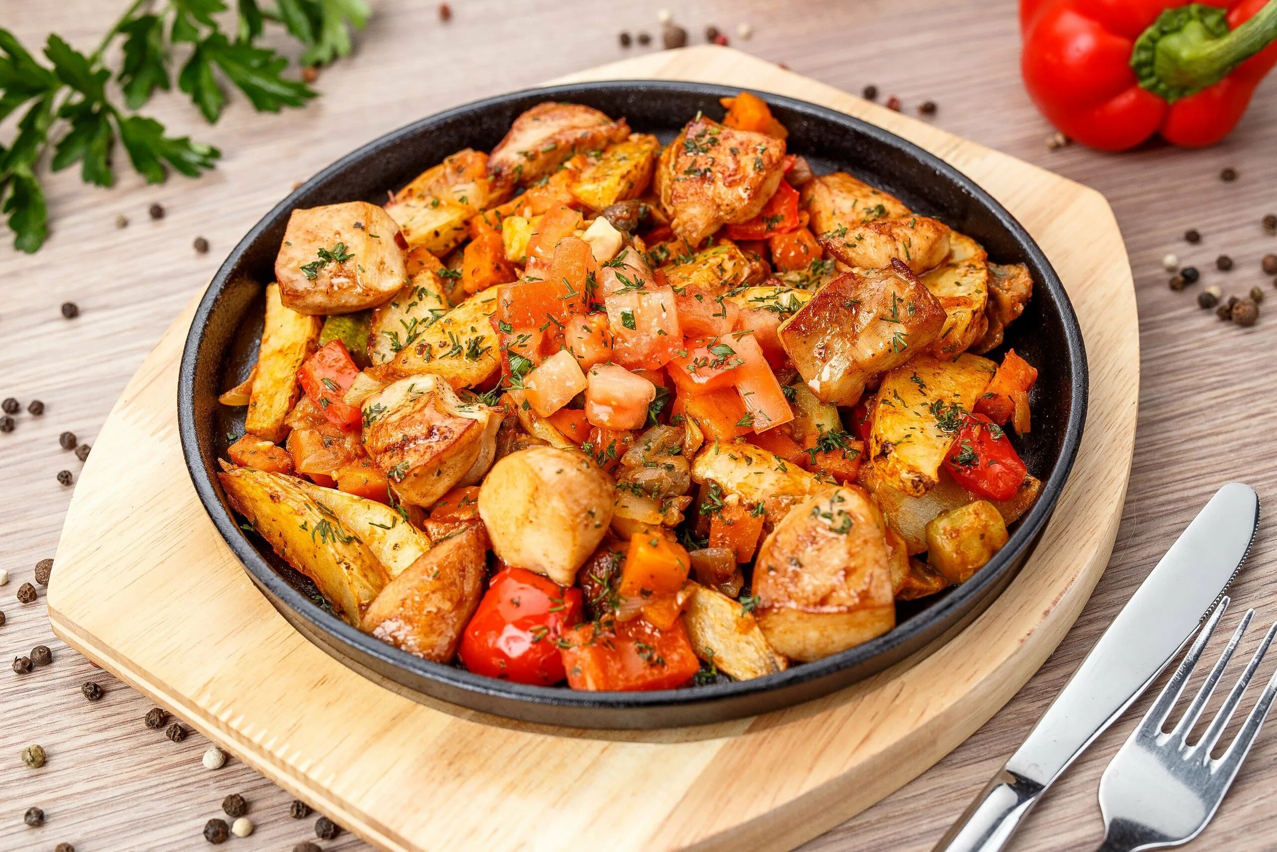 Куриные грудки с картошкой и овощами. Курица с картошкой на сковороде. курица с овощами на сковороде. жаркое с курицей и картошкой на сковороде. картошка с овощами на сковороде.