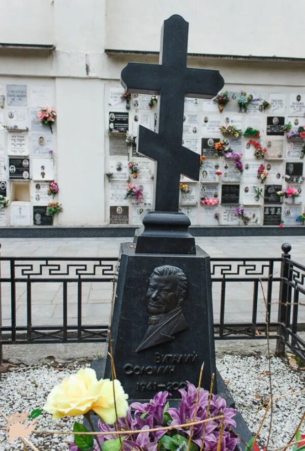 Где похоронили юрия соломина. Могила Виталия Соломина на Ваганьковском кладбище. Могила Виталия Соломина. Могила Соломина Виталия на Ваганьковском.