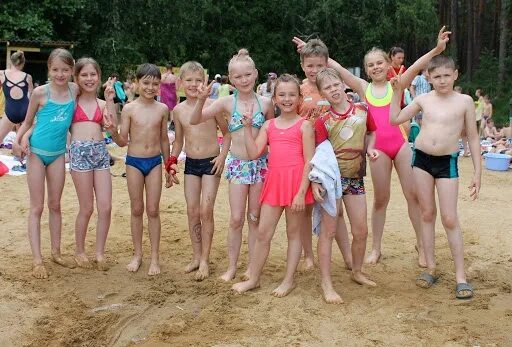 Детский лагерь пляж. В лагере на пляже. Детский лагерь купальники. Детский летний лагерь пляж.