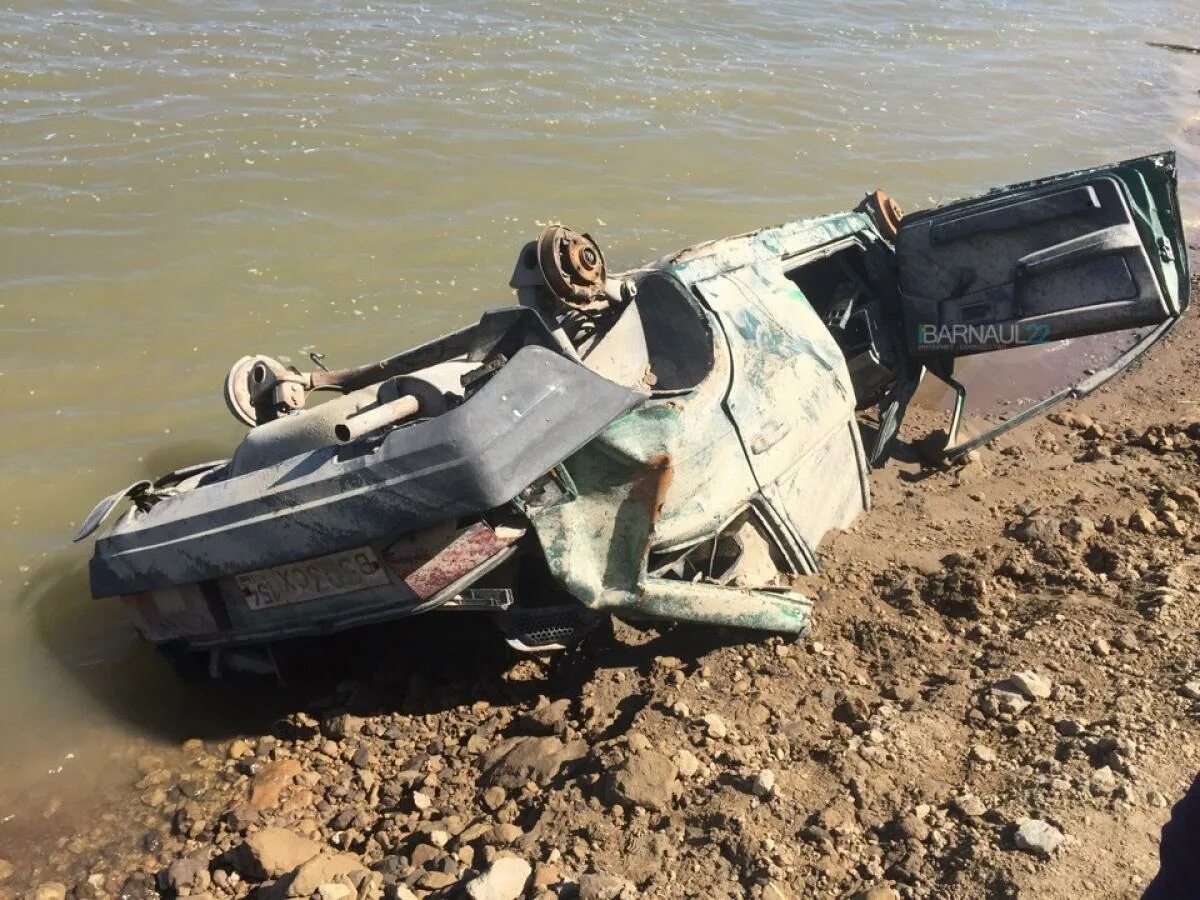 Машина в реке. Обь машина. Автомобили найденные в реке. Машина Перевернутая на речке.