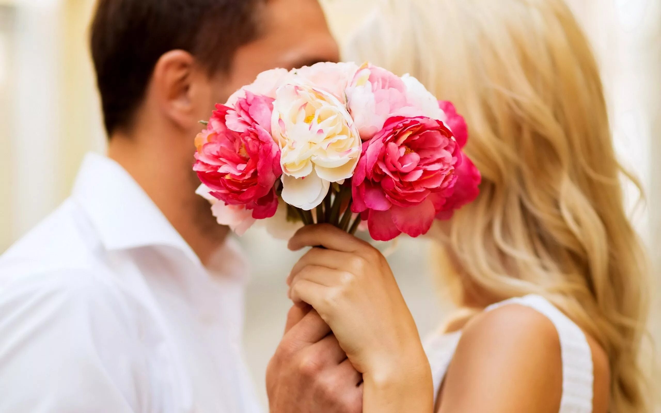 Парень с девушкой и цветами. Мужчина дарит цветы. Мужчина дарит цветы женщине. Мужчина и женщина цветы. Счастливая девушка с цветами.