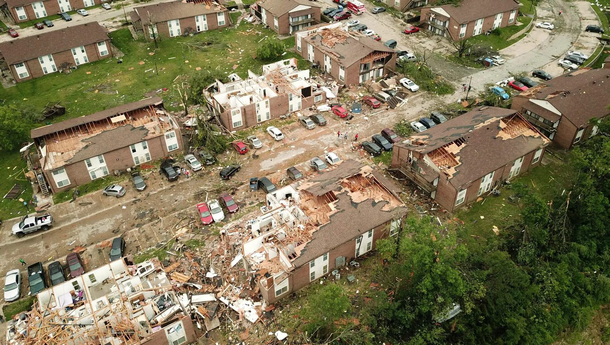 Торнадо в штате Оклахома. Разрушения после Торнадо. Кирпичный дом после Торнадо США. Город Торнадо США.