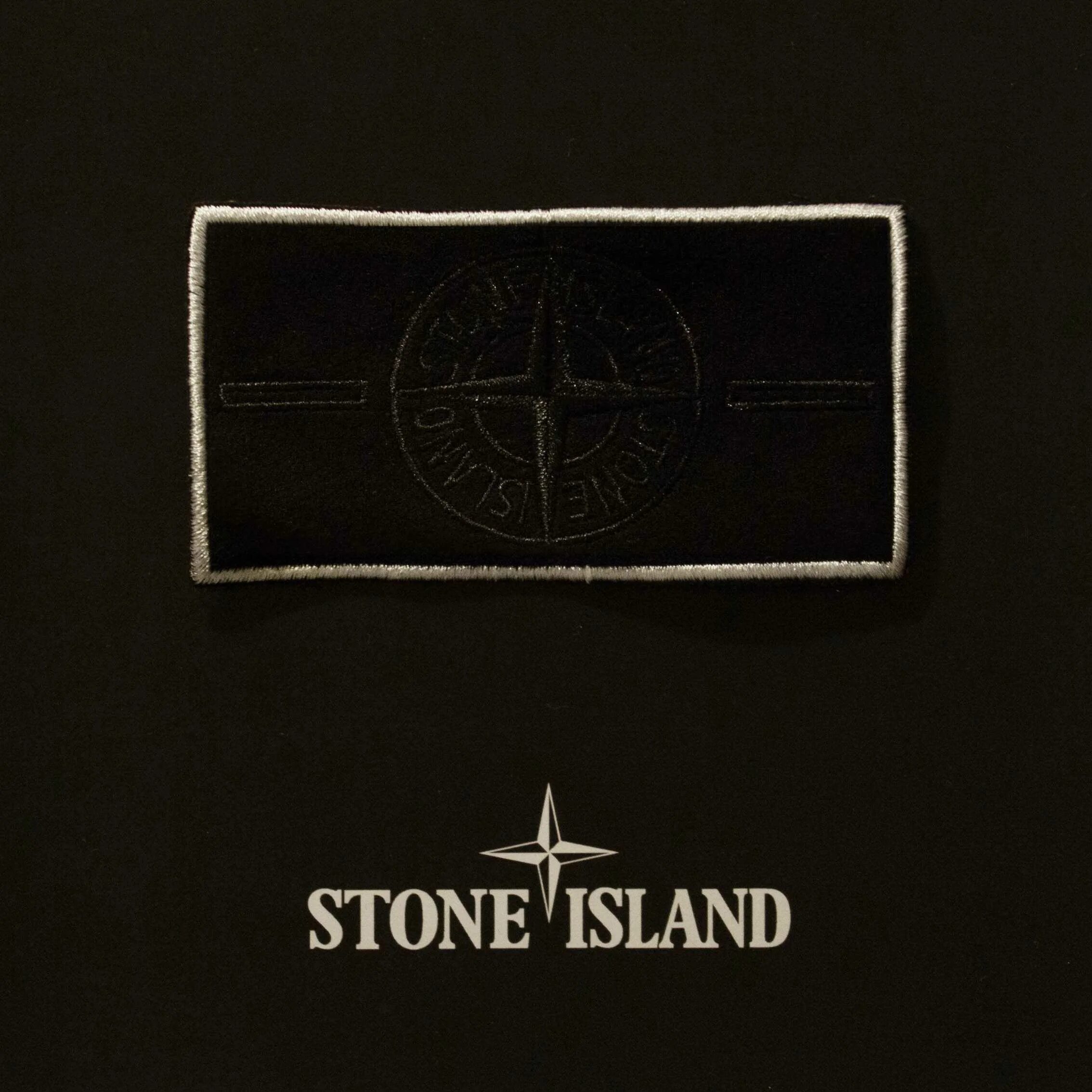 Что означает патч stone. Чёрный патч Stone Island. Термо патч Stone Island. Черный патч стон Айленд оригинал. Белый патч Stone Island.