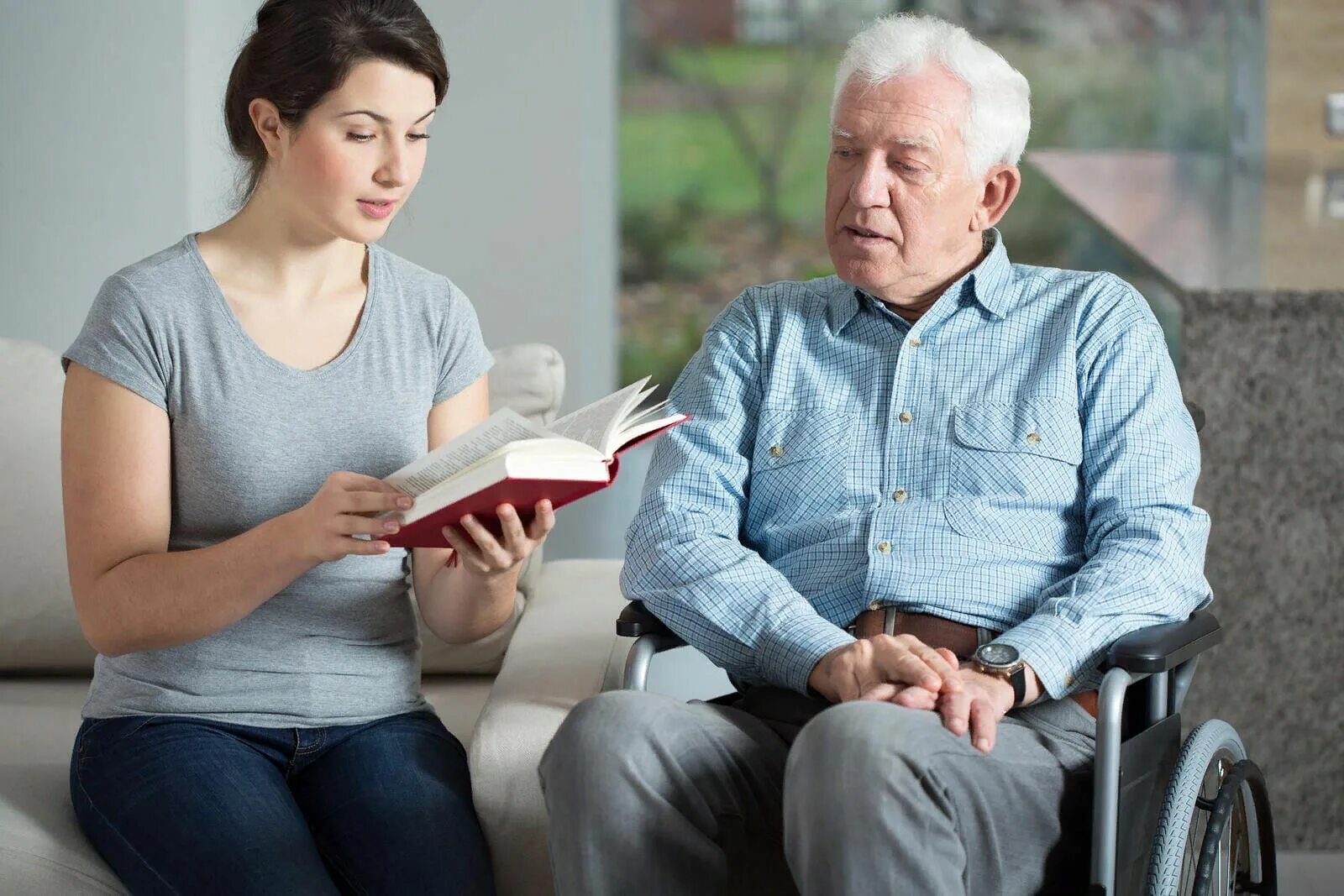 Чтение помогает человеку. Пожилые люди. Беседа с пожилыми людьми. Забота о пожилых людях. Социальная поддержка пожилых людей.