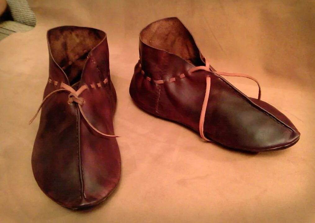 женская обувь в древней руси. славянская обувь. чоботы обувь древней руси. старинная обувь из кожи. старославянский кожаный туфель.