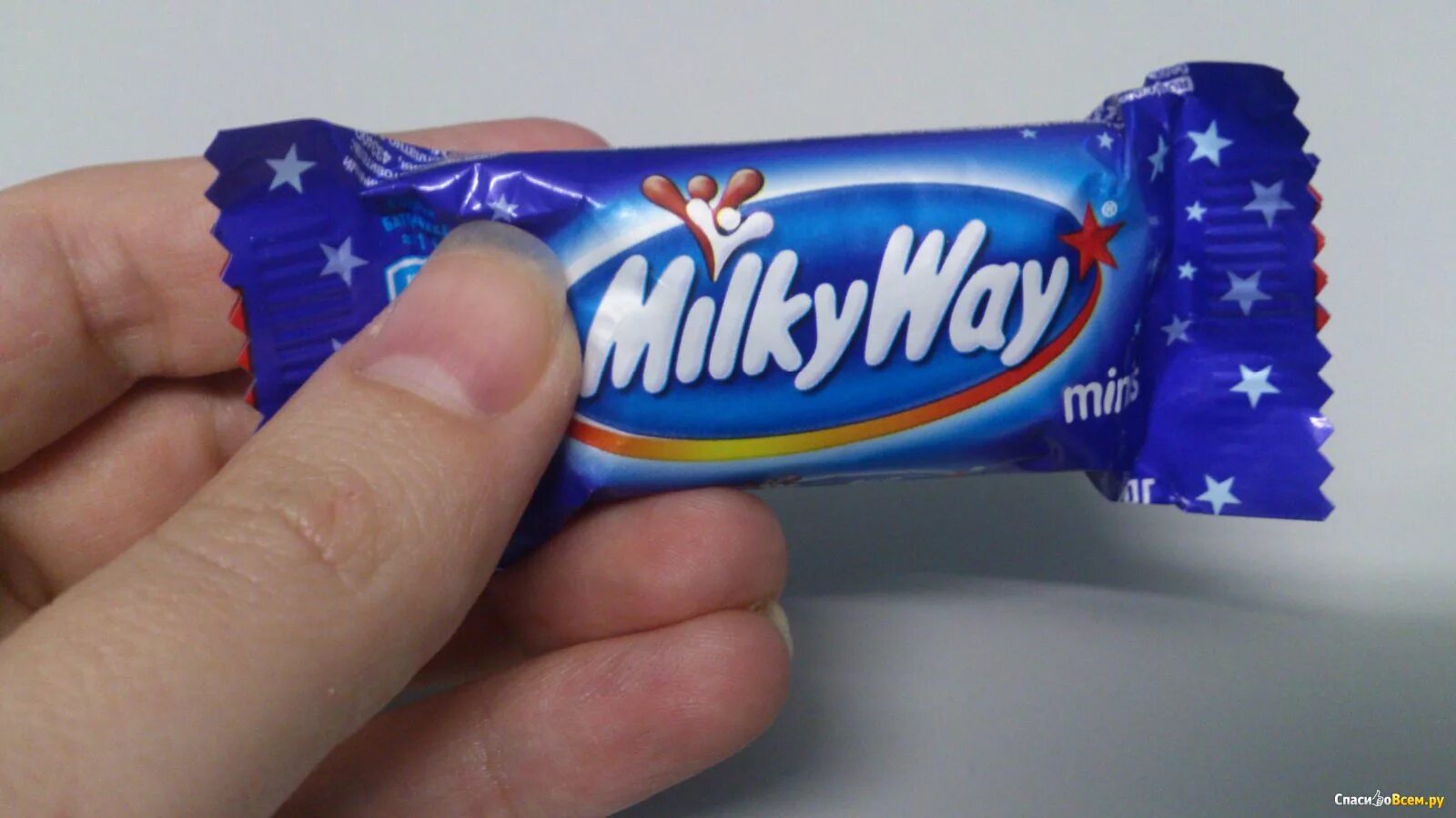 Milky way cookie. Милки Вэй в руке. Батончик милкивей в руках. Milky way от компании Mars. Черный Милки Вэй.