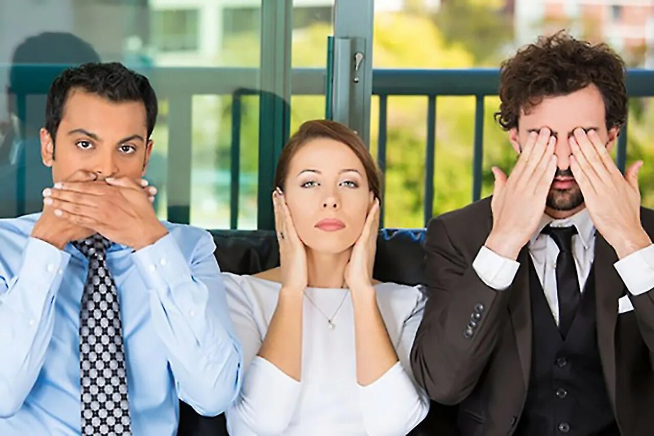 Конфликт в коллективе. Отношения с коллегами. Конфликт в коллективе. Тактичный человек. Люди сплетничают.