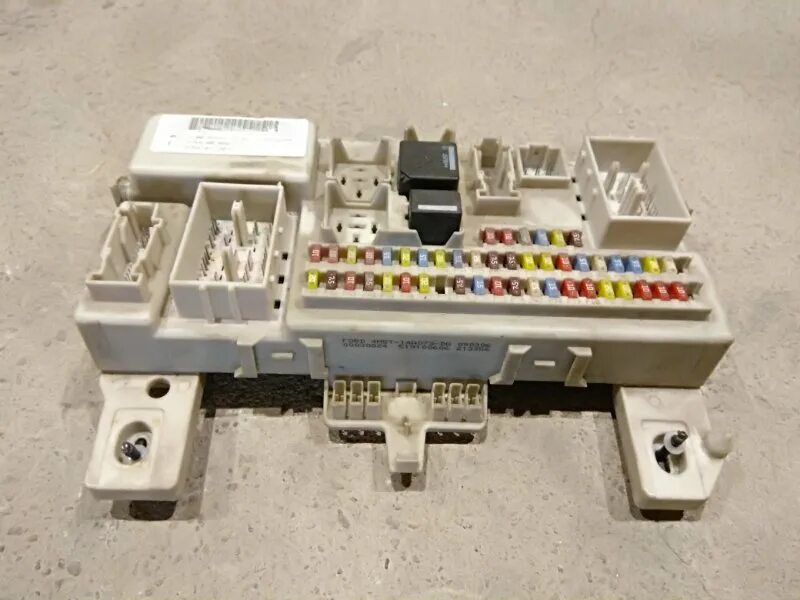 Предохранители форд фокус 2006 года. Монтажный блок Форд фокус 2. Блок предохранителей Форд фокус 2. Блок предохранителей Ford Escape 2.5. Предохранитель стоп сигнала Форд фокус 2.