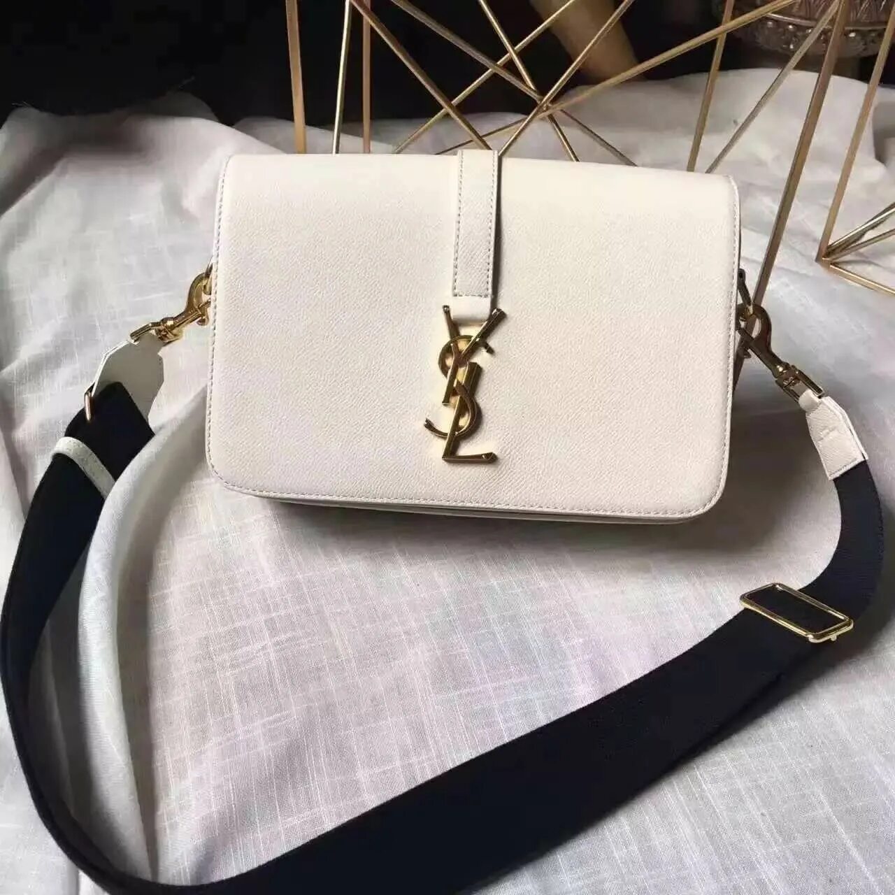 Сумка saint laurent. Сумка ив сен лоран. сумка ив сен лоран белая. ив сен лоран сумки женские. сумки ив сен лоран 2025.