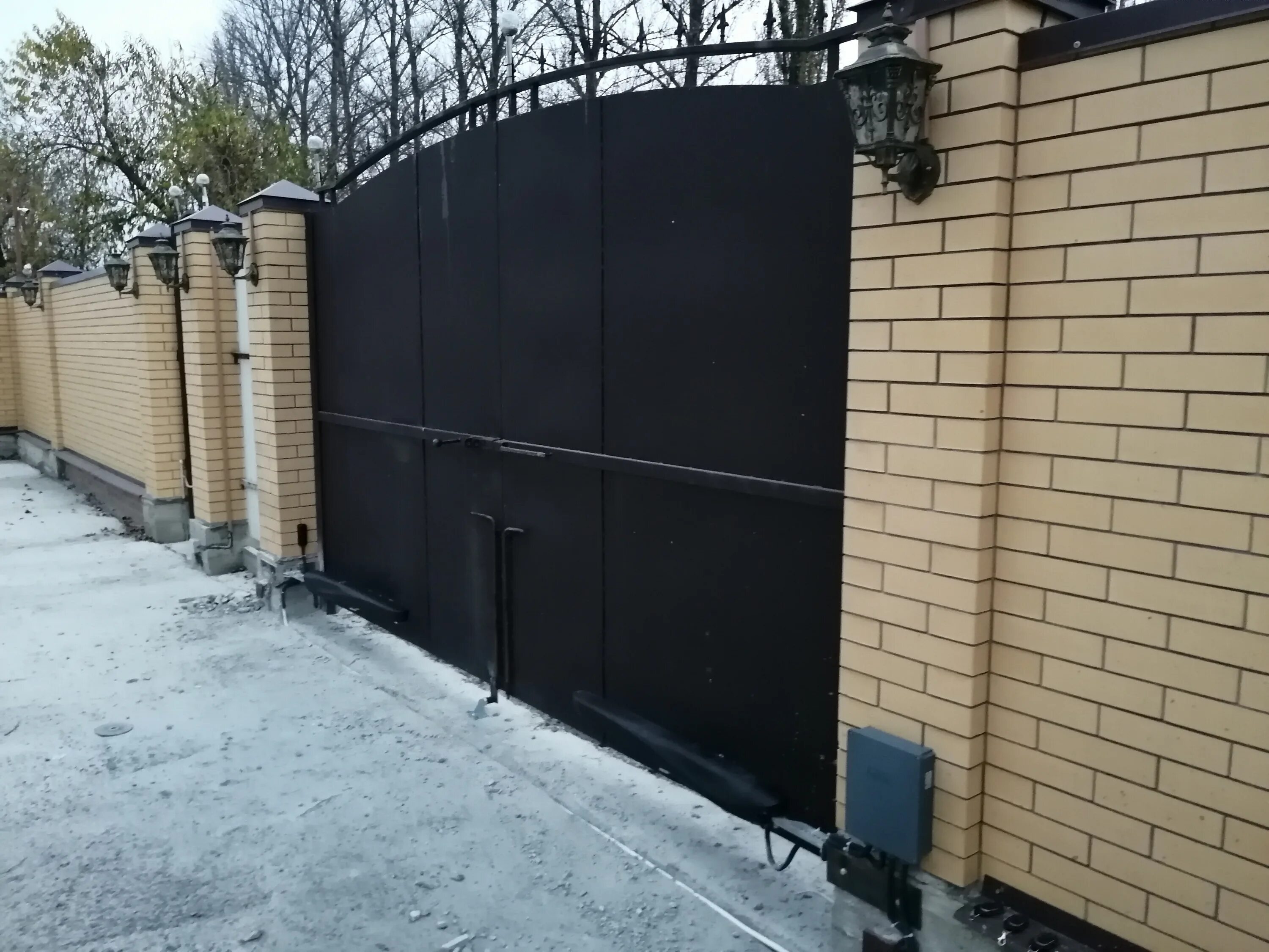 Алютех ам 5000 на воротах. Автоматика на ворота распашные ростов на дону. Распашные ворота адс400 без автоматики. Alutech am-5000. Автоматика на ворота распашные ростов на дону.