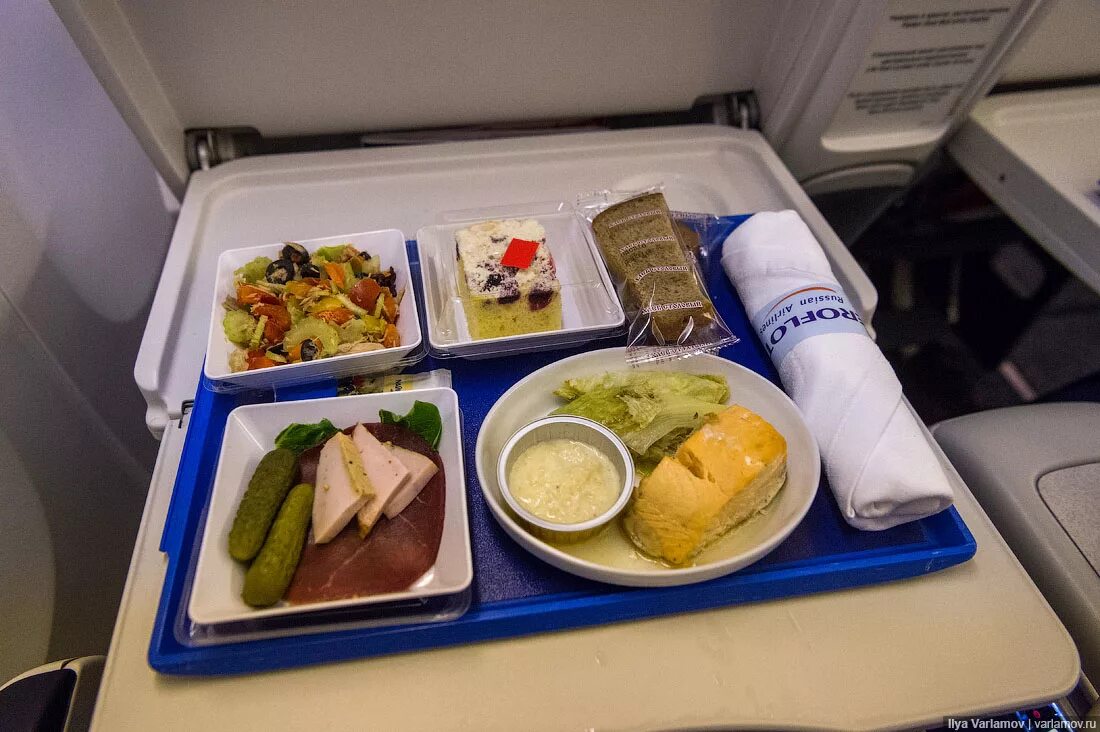 Товары в самолете россия. Aeroflot Comfort class питание. А310 Аэрофлот бизнес класс. Комфорт Аэрофлот 777 питание. Еда в самолете бизнес класс.