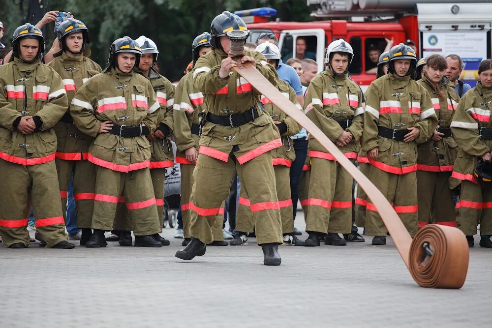 Как выглядит пожарник. Современные пожарные. Экипировка пожарного. Форма пожарного. Форма российского пожарного.