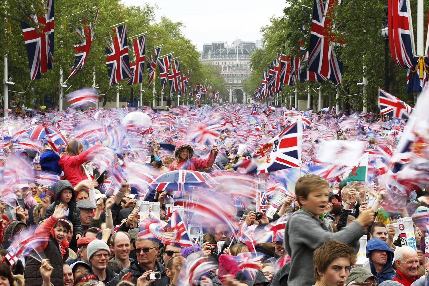 Watching britain. Великобритания люди. Жители Англии. Народы Великобритании. Великобритания много людей.