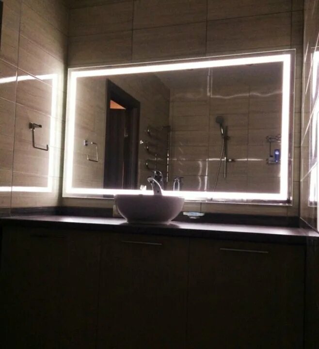 Зеркало снизу. Зеркало с подсветкой. Зеркало с подсветкой в ванную. Зеркало с подсветкой и фацетом в ванную. Зеркало 1600 с подсветкой.