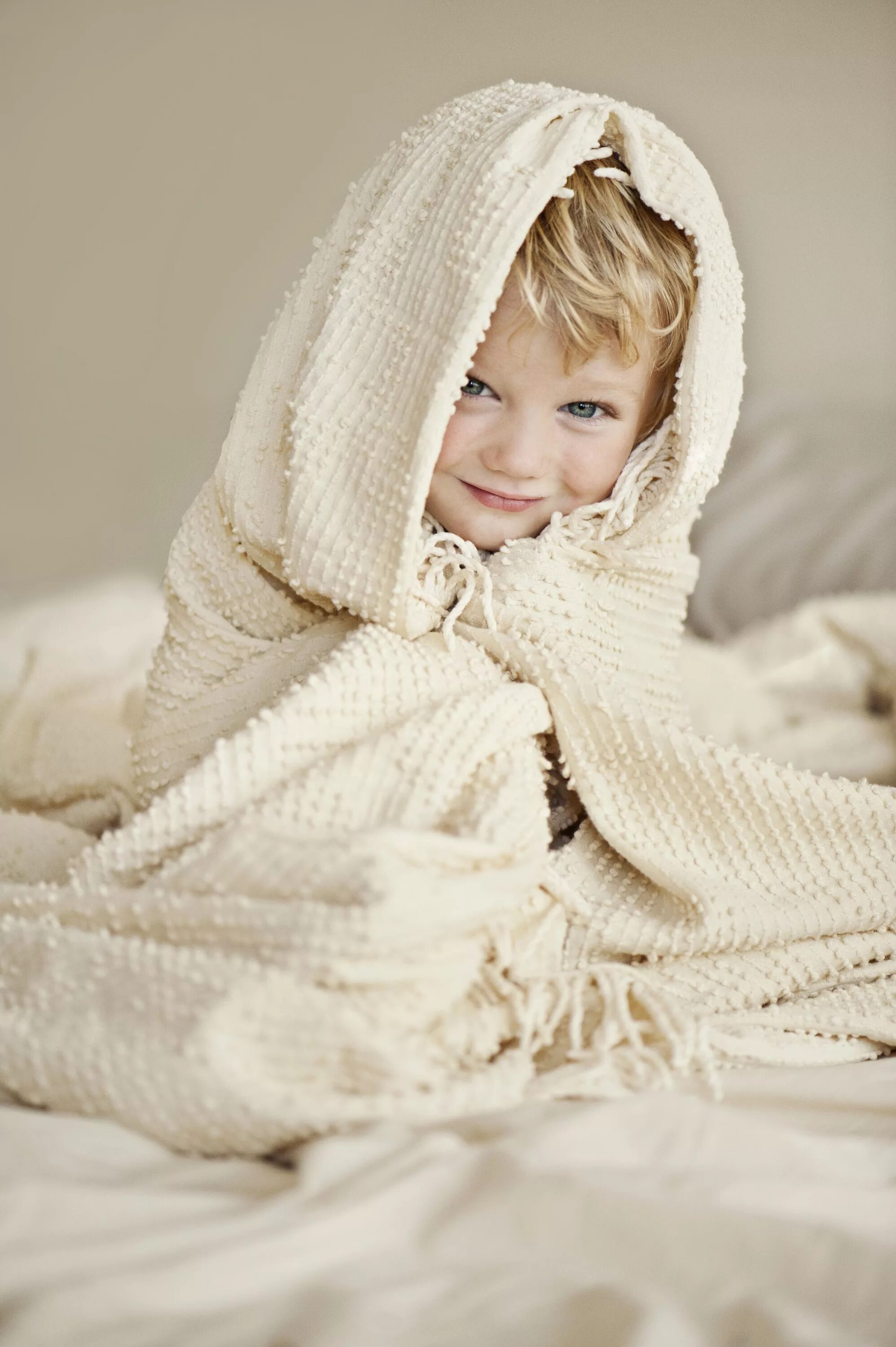 Под одеяльце. Ребенок в одеяле. Ребенок в пледе. Ребенок под одеялом. Ребенок укутан в плед.