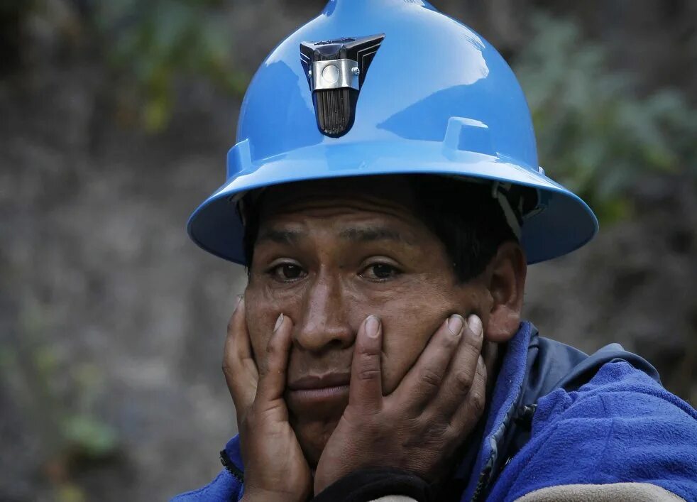 Шахтеры перу. Чили 2010 обвал шахты 33. Горнодобывающая промышленность перу. Обвал шахты в чили 2010. Шахтеры перу.