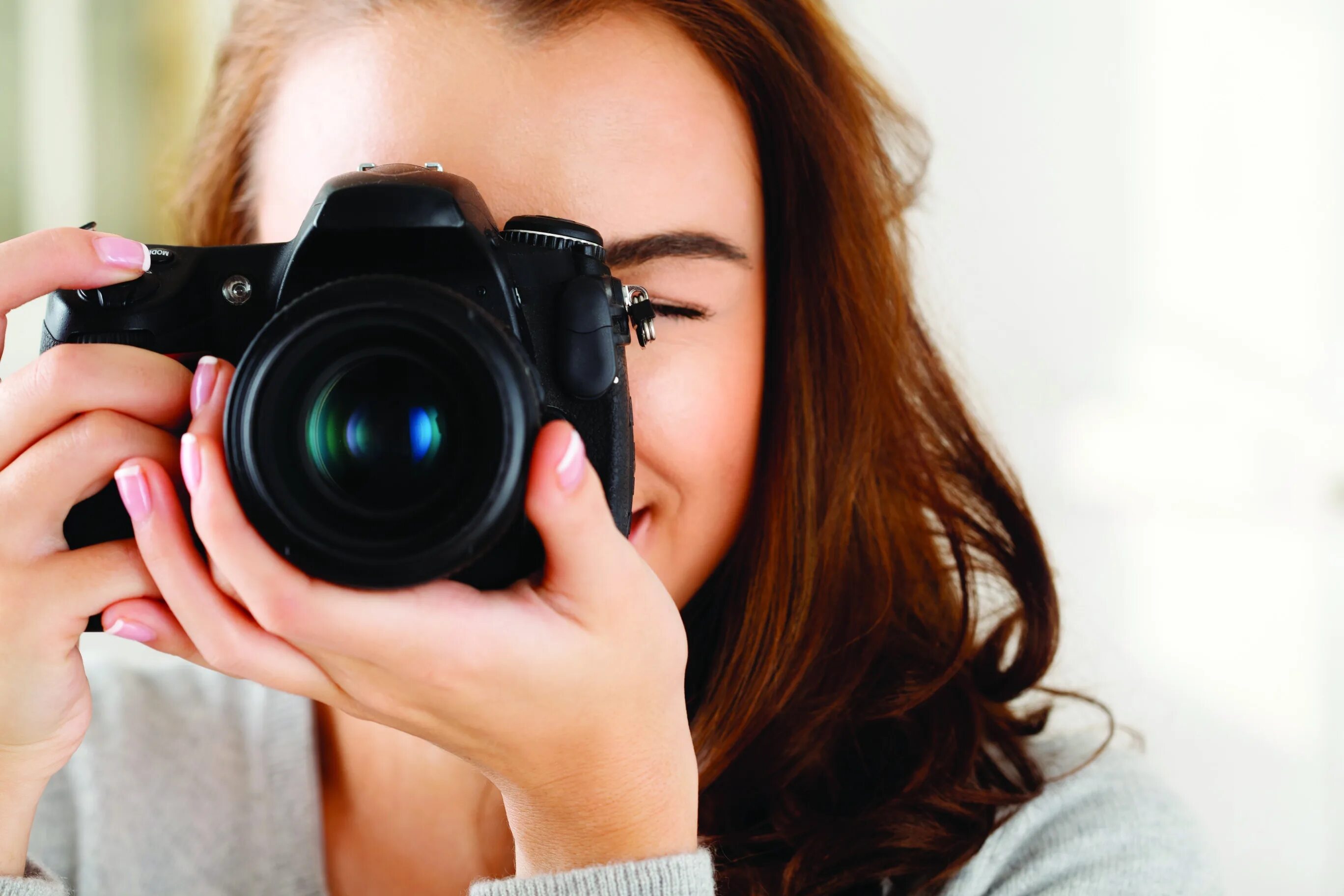 Портретный фотоаппарат. Мужчина с фотоаппаратом. Девушка фотографирует. Люди на улице. Мужчина фотографирует.