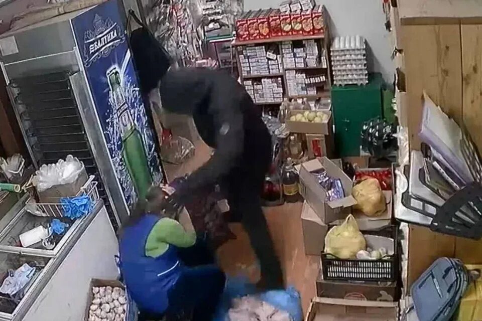 Сборщик в магазине. Супермаркет. Разбитый товар в магазине. Виски бердск. Пробрались в магазин.