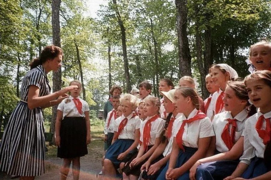 Лето в пионерском лагере. Пионерлагерь Пионерский лагерь СССР. Пионерский лагерь пионеры лето. Летний лагерь СССР пионеры. Советский Союз пионеры лагерь Орленок.