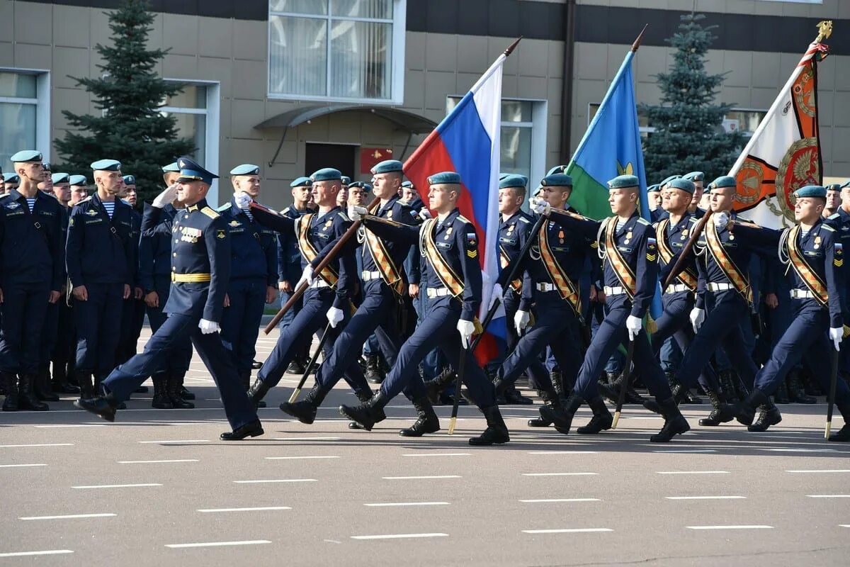 Сайт рязанского воздушно десантного училища. В Рязанском высшем воздушно-десантном командном училище (РВВДКУ). РВВДКУ Рязань курсанты. Училище им Маргелова в Рязани. Рязань военное училище ВДВ.