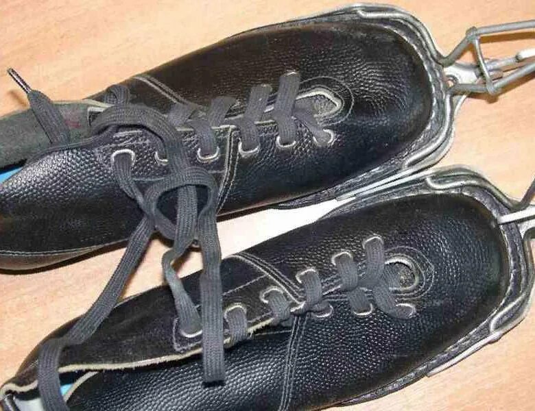 Советские лыжные ботинки. Лыжные ботинки 80 годов. Лыжные ботинки 80-х годов. Советские ботинки для лыж. Советские лыжные ботинки.