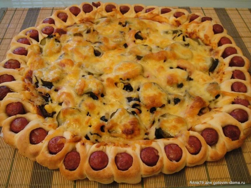 Пицца с бортиками из сосисок. "пицца". Фото пиццы из большого камня. Края пиццы красиво. Пицца 35 см.